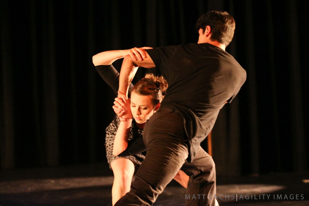 1.Hannah look under D.s arm